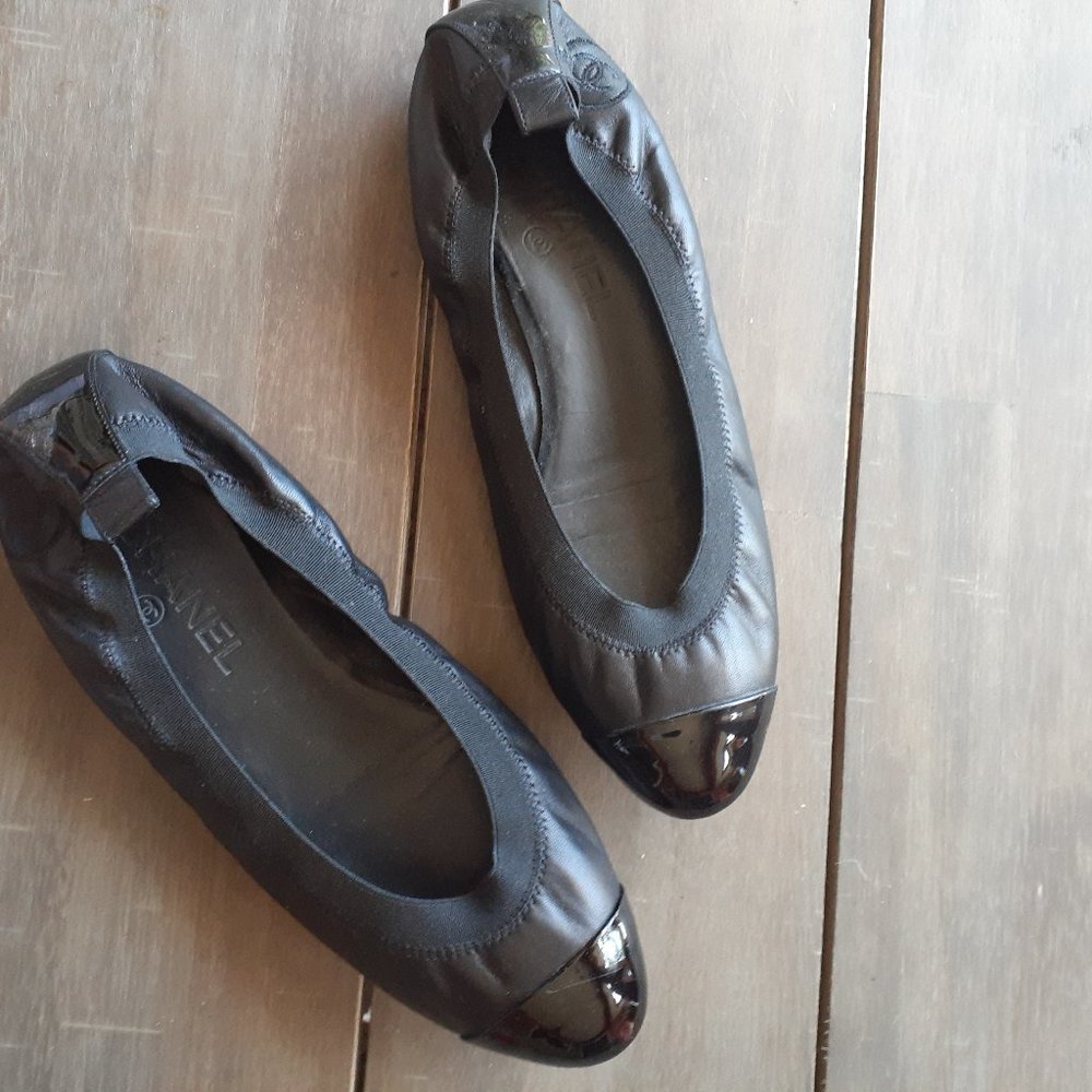 CHANEL black leather cap toe ballerina flats logo 40 US 10